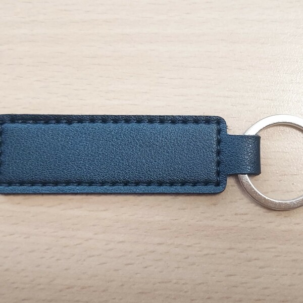 Sleutelhanger zwart met metalen ring 8cm x 2,5cm